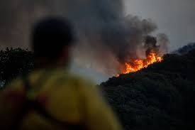 Incendiul declanşat în nordul Californiei se extinde şi determină evacuarea a 20.000 de persoane
