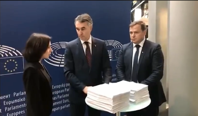 Cele 50 de mii de semnături pentru investigarea furtului miliardului au fost depuse la Parlamentul European