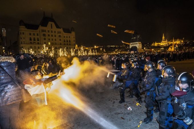 Gaze lacrimogene şi arestări la protestele de la Budapesta împotriva „legii sclaviei”
