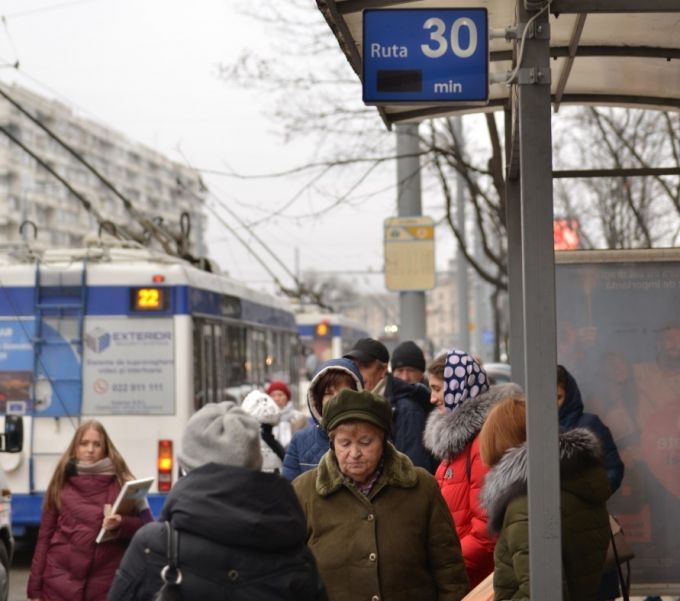 Panouri electronice de afişare a timpului de aşteptare a troleibuzelor, montate în staţiile din Chişinău