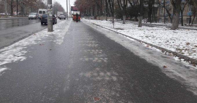 FOTO. Sare presărată pe trotuarele din Chişinău pentru combaterea gheţuşului