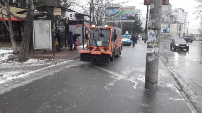 FOTO. Sare presărată pe trotuarele din Chişinău pentru combaterea gheţuşului