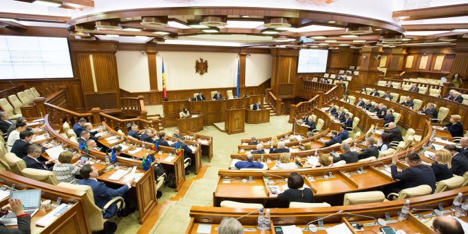 Deputaţii se contrazic dacă viaţa în Republica Moldova s-a înrăutăţit sau s-a îmbunătăţit