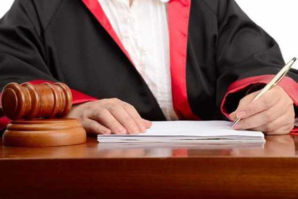 Dosarul „mită pentru judecători”: Patru magistraţi au fost suspendaţi din funcţie
