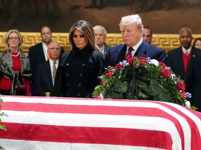 Donald Trump s-a întâlnit cu familia Bush înainte de funeraliile celui de al 41-lea preşedinte al SUA