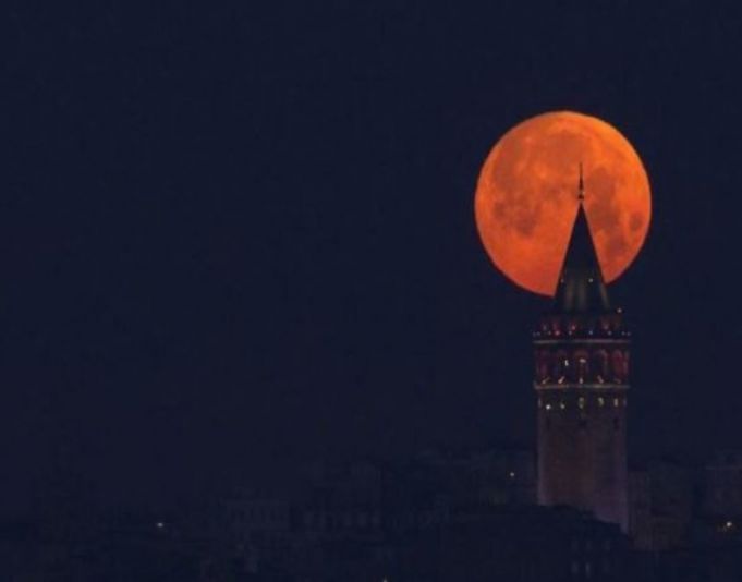 VIDEO. GALERIE FOTO. Milioane de oameni au privit aseară "Super Luna albastră sângerie"