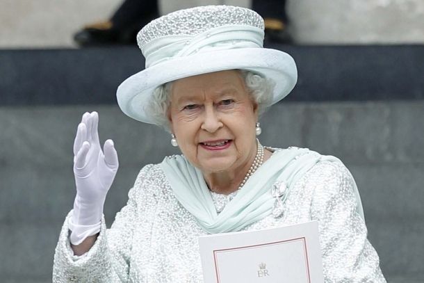 Regina Elisabeta a II-a anunţă o nouă reformă: mai puţin plastic în palatele regale