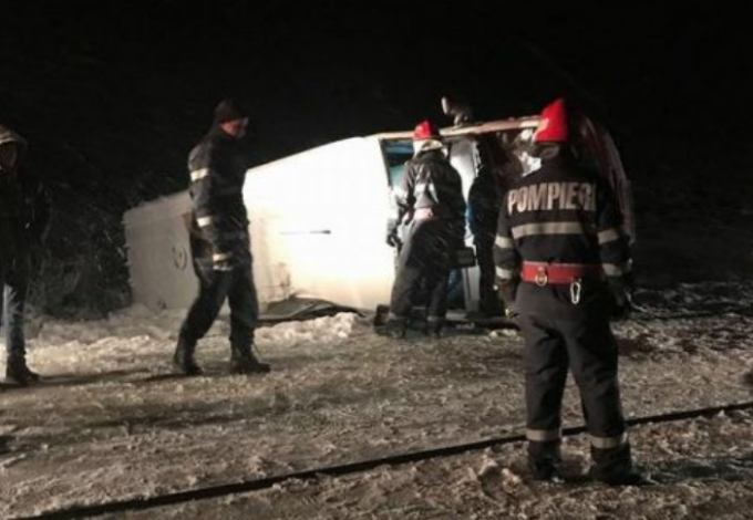 VIDEO. Un microbuz cu cetăţeni basarabeni s-a răsturnat în România. Două persoane au avut nevoie de îngrijiri medicale