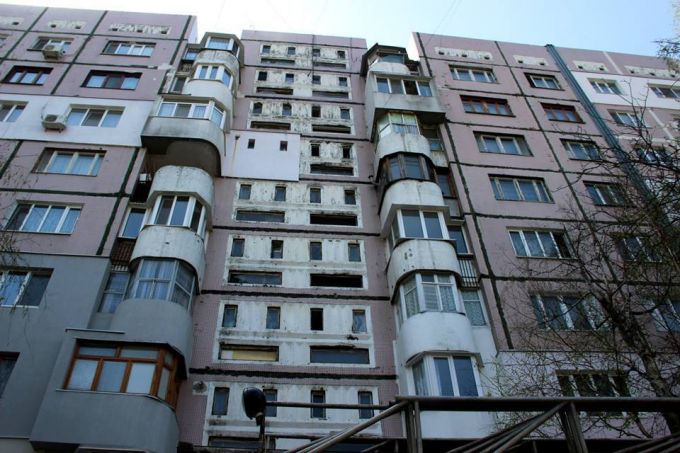 Un bărbat din Chişinău s-a aruncat de la etaj. În apartament a fost găsită soţia moartă şi copilul plângând