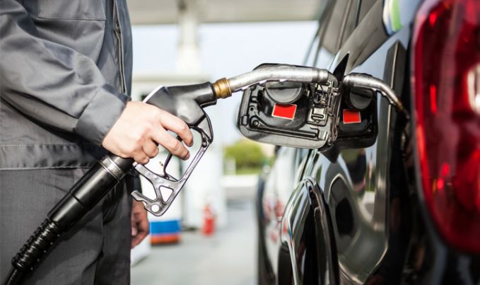 Preţuri noi pentru carburanţi. Benzina şi motorina se ieftinesc cu aproape un leu