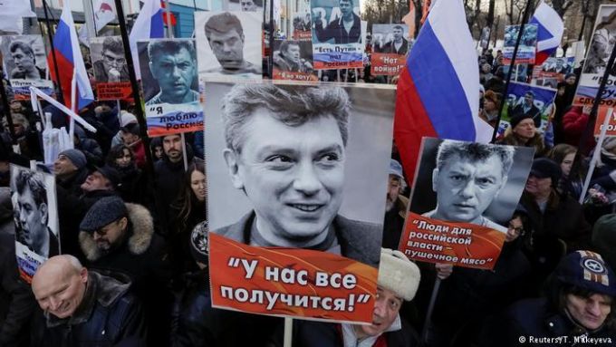 Mii de oameni au participat la un marş în memoria lui Boris Nemţov, la Moscova