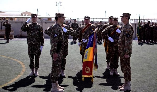Militarii români din Afganistan, decoraţi de NATO şi de guvernul american