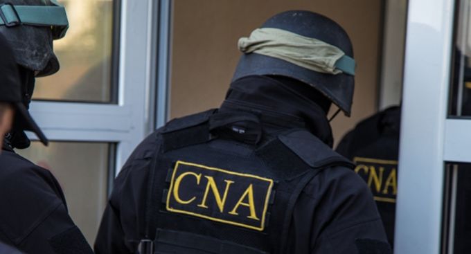Doi poliţişti ar fi pretins 5000 de euro pentru a influenţa ofiţerii CNA, iar acum riscă până la 7 ani de puşcărie
