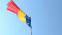 VIDEO. Onor la tricolor. Drapelul naţional a fost ridicat în satul olimpic. Ceremonia de deschidere, în direct pe TVR MOLDOVA, vineri, de la ora 13:00