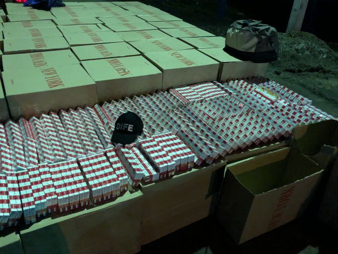 VIDEO. Mii de pachete de ţigări ascunse în saci cu zahăr