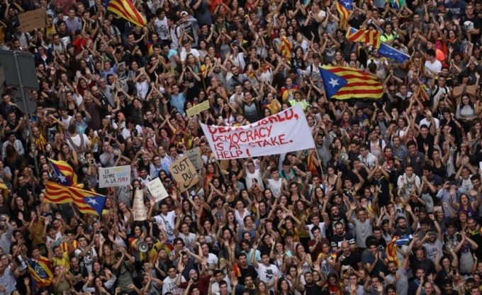 Spania: Manifestaţii în Catalonia după încarcerea a cinci lideri separatişti