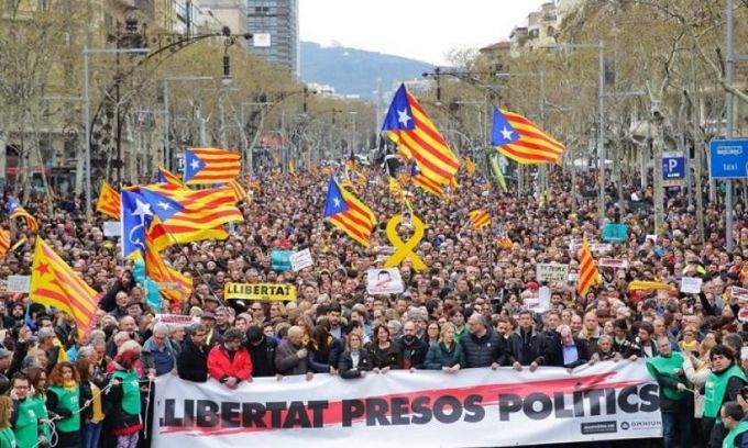 Mii de manifestanţi la Barcelona după arestarea lui Puigdemont în Germania