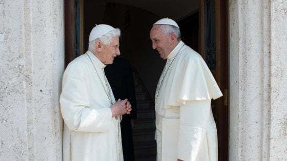 Papa Francisc l-a vizitat pe Benedict al XVI-lea pentru a-l felicita de Paşti