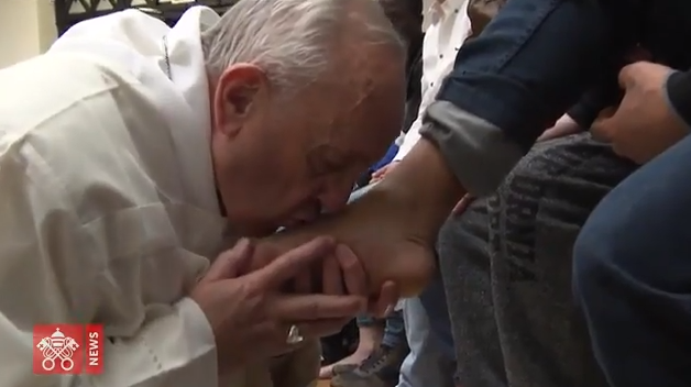 VIDEO. Papa Francisc a spălat picioarele unor deţinuţi, printre care şi unul din Republica Moldova