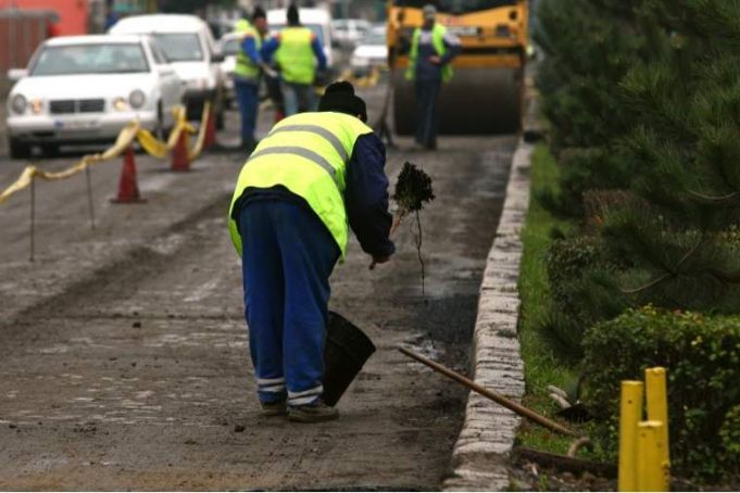Continuă lucrările de reparaţie a străzilor din Chişinău. Traficul rutier, suspendat temporar