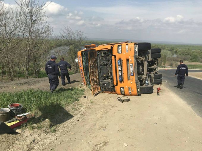 Un camion s-a răsturnat în apropiere de satul Câşliţa-Prut, Cahul. Şoferul s-a ales cu leziuni uşoare
