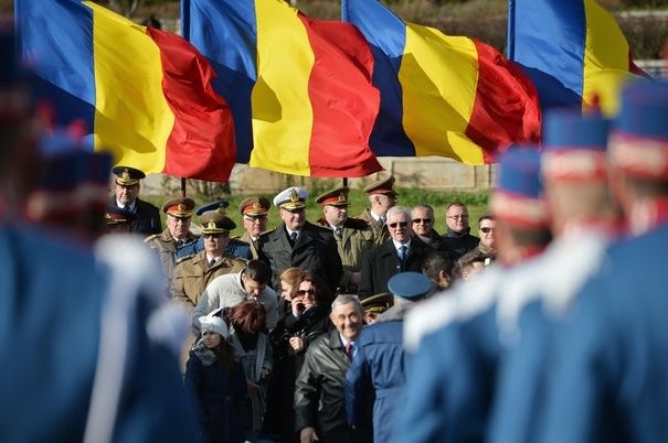 Centenar. Cinci români de 100 de ani au primit tricolorul din partea ministrului Afacerilor Interne din România
