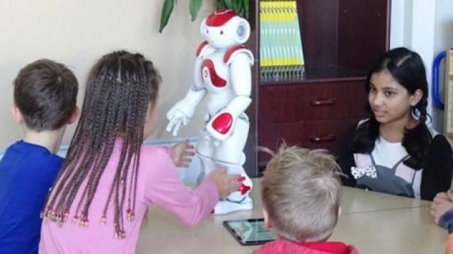 Şcoala în care elevii învaţă limbi străine şi matematică de la roboţi