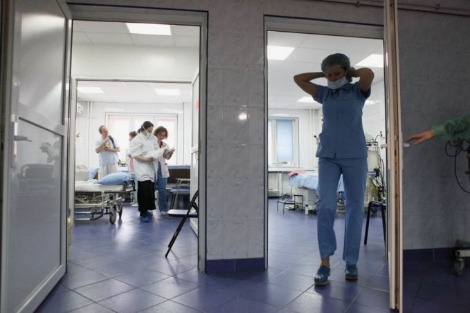 Angajaţii din sistemul medical se îmbolnăvesc mai des decât media pe economie