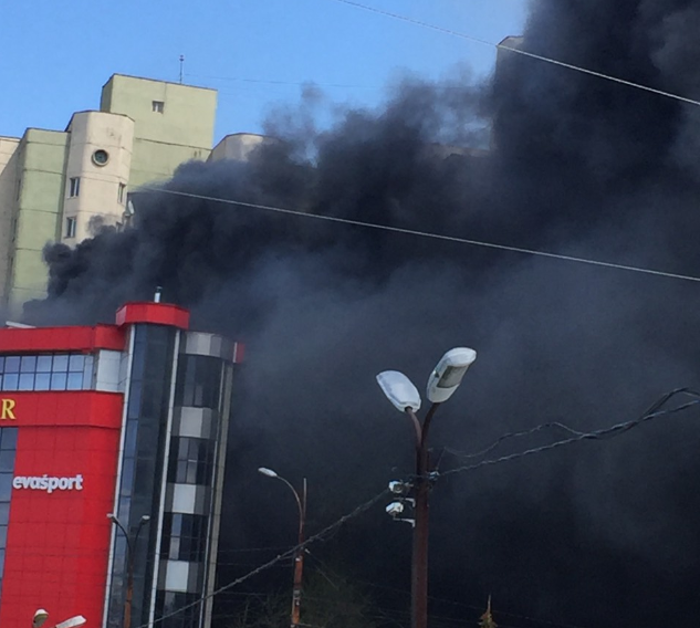 VIDEO. FOTO. Încă un incendiu în Chişinău. O clădire de pe strada Ismail, cuprinsă de flăcări