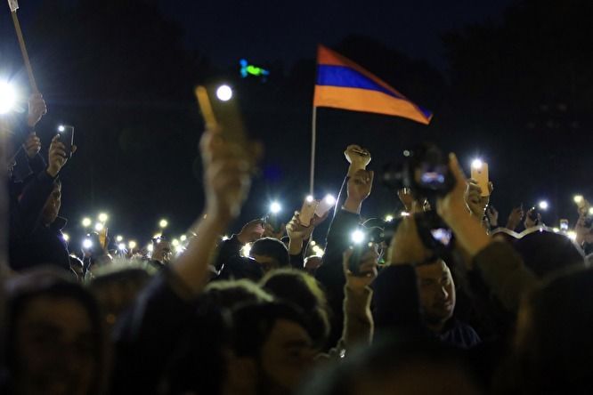 Armenia: Principalul opozant arestat, în timp ce sute de persoane protestează la Erevan
