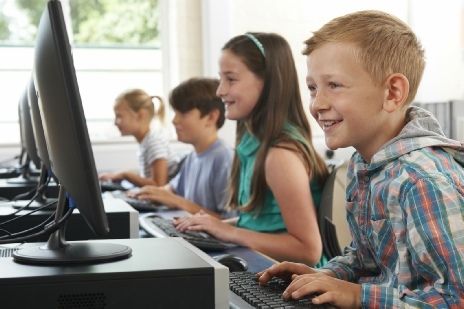 Din 1 septembrie copiii din clasa întâi vor studia educaţia digitală