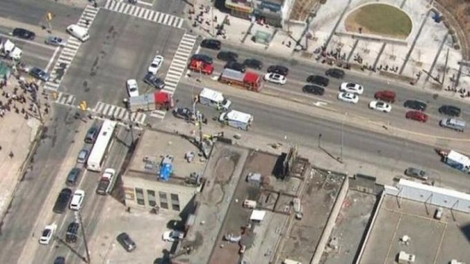 O camionetă a intrat în mulţime pe o trecere de pietoni din Toronto. Sunt răniţi