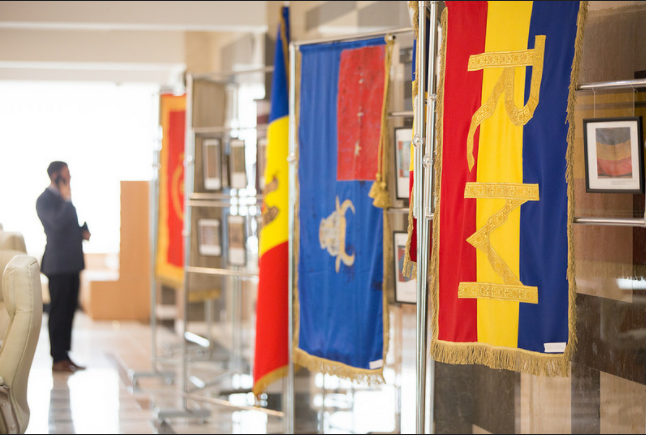 Parlamentul Republicii Moldova găzduieşte o expoziţie de drapele istorice