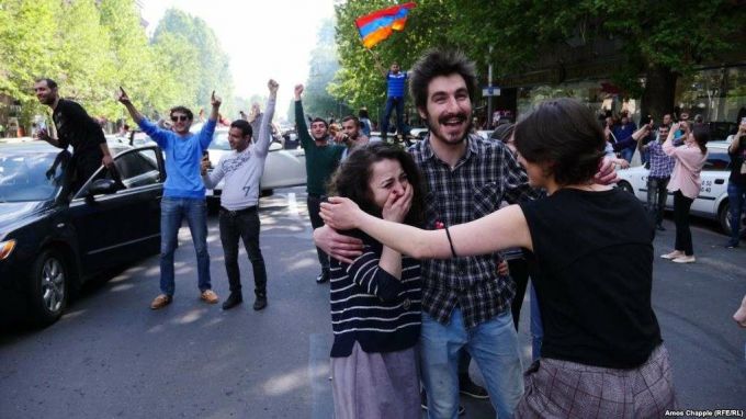 GALERIE FOTO. Bucuria din ochii armenilor. Reacţia protestatarilor la demisia premierului Serj Sargsyan