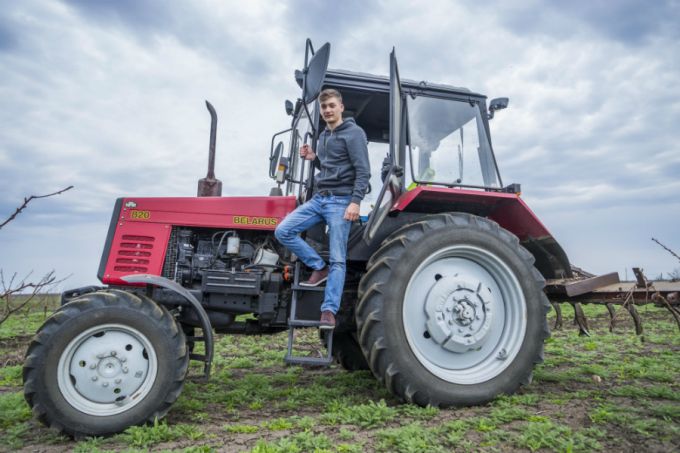 Povestea unui student din Ştefan Vodă, care şi-a deschis o afacere în domeniul agriculturii, pe bani europeni