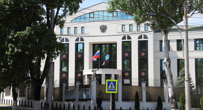 Diplomaţii ruşi declaraţi persona non-grata au părăsit Republica Moldova. Cine sunt aceştia