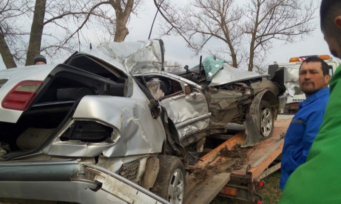 Accident în ajun de Paşte: Un bărbat a decedat la Ungheni, după ce a intrat cu Mercedesul într-un copac