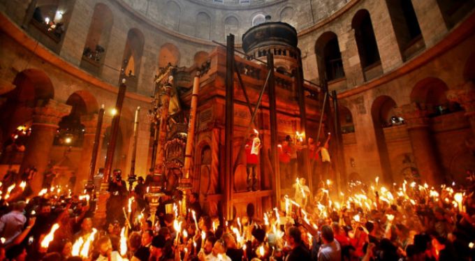 VIDEO. Milioane de creştini aşteaptă coborârea Luminii Sfinte la Ierusalim