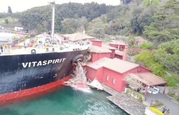 VIDEO. Accident pe Bosfor: Un cargobot a străpuns o vilă istorică din Istanbul