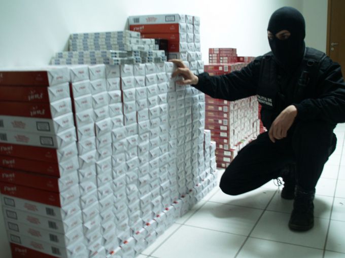 Un grup de contrabandă cu ţigări, condus de un cetăţean din Republica Moldova, a fost destructurat de poliţiştii români