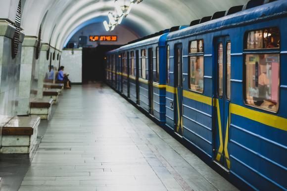 Alertă cu bombă în Kiev. Cinci staţii de metrou au fost închise