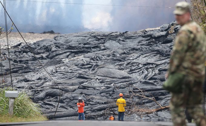 O stradă din Hawaii a fost înghiţită de „un val de lavă”, mai multe locuinţe arse