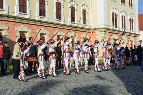 Aproape 2.000 de copii din toată România au format cifra 100, la deschiderea Festivalului „Căluşul Românesc”
