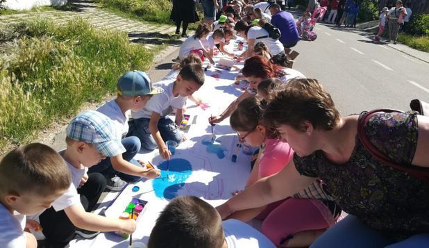 Mii de copii din Galaţi vor să intre în Cartea Recordurilor cu o pânză pictată în culorile tricolorului