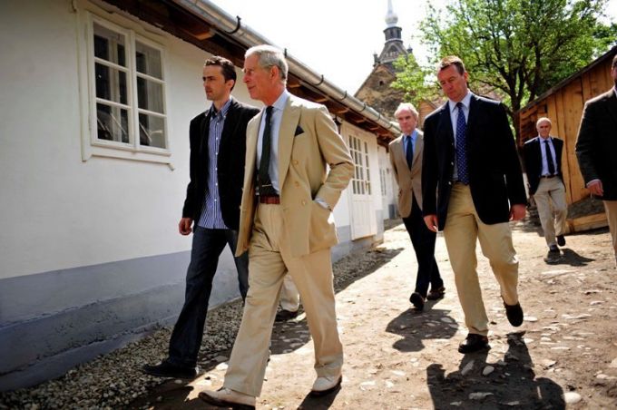 Prinţul Charles - o nouă vizită de suflet la Viscri. S-a întâlnit cu mici producători şi a degustat produse româneşti