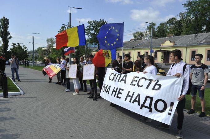 Unioniştii au organizat un flashmob împotriva alegerii lui Vladimir Putin în calitate de preşedinte al Rusiei