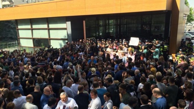 Mii de oameni au cerut demisia Guvernului din Georgia din cauza unui verdict pe cazul omorului unor elevi