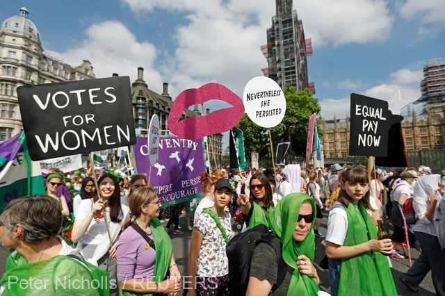 Marea Britanie: Defilare a femeilor la o sută de ani de la obţinerea dreptului de vot