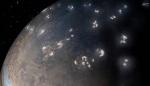 Fulgerele de pe Jupiter sunt remarcabil de similare cu cele de pe Pământ