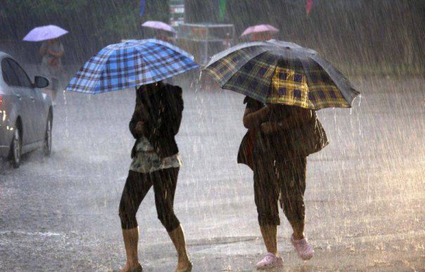 Meteorologii anunţă ploi cu descărcări electrice, dar şi temperaturi caniculare